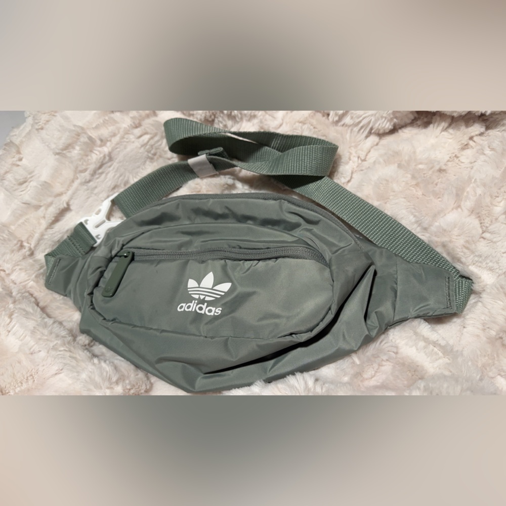 Adidas Fanny Pack/Crossbody
Used - Good Condition
Medium Size
Color light green